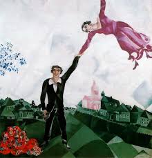 La Promenade de Chagall : un homme tient la main de sa compagne qui flotte dans le ciel au-dessus d'un village